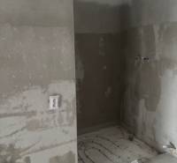 Umbauarbeiten im Badezimmer eines Einfamilienhauses, Wasserleitungen und Steckdosen.