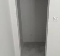 Enge Lagerräume mit Betonboden im Einfamilienhaus.