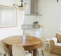 Esszimmer mit rundem Tisch in einer 3-Zimmer-Wohnung, helle Wände und Boden mit Holzdekor.