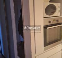 Innenraum einer 3-Zimmer-Wohnung mit Holzboden und weißer Kommode.