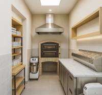 Professionelle Küche mit Ofen, Arbeitsstationen und Stauraum in Geschäftsräumen.