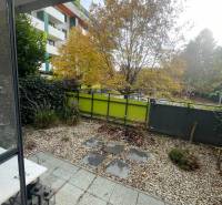 In Trnava, Außenbereich einer 2-Zimmer-Wohnung mit Terrasse, Garten und moderner Architektur.