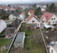 Einfamilienhaus in der Nerudova-Straße in Dubnica nad Váhom, Garten, befestigte Straße und umliegende Häuser.