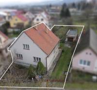 Einfamilienhaus in der Nerudova-Straße in Dubnica nad Váhom mit Garten und Garage.