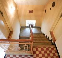 Treppe mit Holzgeländer und Boden mit Holzdekor in einem Einfamilienhaus.