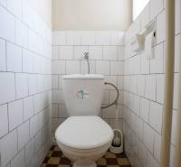 Toilette mit Fliesen und Bodenbelag in einem Einfamilienhaus.