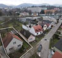 Einfamilienhaus in der Nerudova-Straße in Dubnica nad Váhom mit Blick auf die umliegende Bebauung.