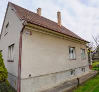 Ein Einfamilienhaus in der Nerudova-Straße in Dubnica nad Váhom, umgeben von Grün und Bäumen.