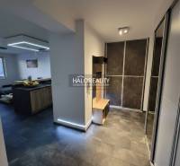 In der 2-Zimmer-Wohnung gibt es Kleiderschränke, einen Esstisch und eine Küchenzeile.