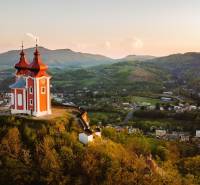 Kalvarienberg auf dem Hügel mit Panorama von Banská Štiavnica, umgeben von landwirtschaftlichen und forstwirtschaftlichen Flächen.