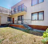 Einfamilienhaus in Malacky mit Balkon, Treppe und Garten, dazu gehört ein Unterstand.