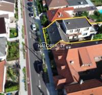 Luftaufnahme eines Einfamilienhauses in Malacky mit umliegenden Gärten.