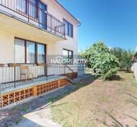 Ein Einfamilienhaus in Malacky mit einem geräumigen Garten, einer Terrasse und einem grünen Vorgarten.