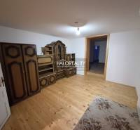 Ein Zimmer mit Holzboden, antike Möbel, Einfamilienhaus.