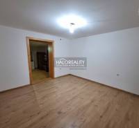 Innenraum eines Einfamilienhauses mit Holzboden und weißen Wänden.