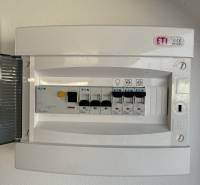 Elektrischer Verteilerkasten in der Garage mit Sicherungen und Schalter.