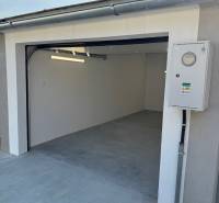 Garage mit Betonboden und Elektroinstallationskasten in der Sonnengasse in Komárno.