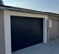 Das Tor der modernen Garage in der Sonnenstraße in Komárno, ausgestattet mit elektrischer Steuerung.