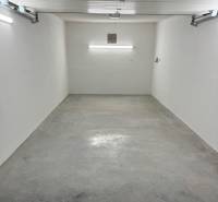 Geräumige Garage mit weißen Wänden und Betonboden in der Garage auf der Sonnenstraße, Komárno.