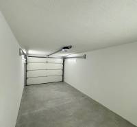 Garagen mit weißen Wänden und Betonboden in der Sonnenstraße in Komárno.