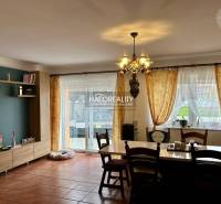 Ein sanft beleuchtetes Esszimmer in einem Einfamilienhaus mit Holzboden-Dekor.