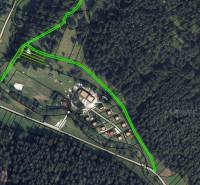 Luftaufnahme von landwirtschaftlichen und forstwirtschaftlichen Flächen in Rajecká Lesná mit umliegender Infrastruktur.