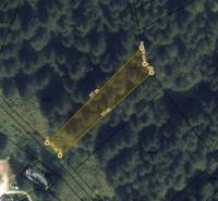 Eine Luftkarte zeigt landwirtschaftliche und forstwirtschaftliche Grundstücke in Rajecká Lesná mit markierten Parzellen.