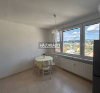 Küche in einer Einzimmerwohnung mit Blick auf die Stadt und Sitzgelegenheit am Tisch.