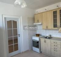 Küche mit Holzdekor, geflieste Wand, weißer Herd und weiße Türen.