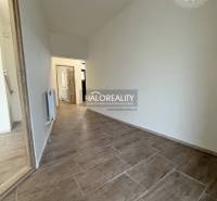 Innenraum eines Einfamilienhauses mit Holzboden und weißen Wänden.