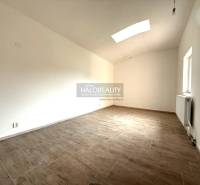 Geräumiger Raum mit Holzboden in einem Einfamilienhaus.