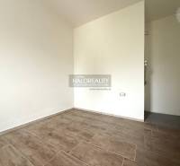 Ein leerer Raum mit Holzboden in einem Einfamilienhaus.