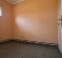 Sicherheitsraum mit Fenster, Heizkörper und Fliesen. Lager und Hallen.