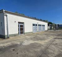 Lagerhallen und Lagerhäuser in Šaľa mit drei Garagentoren und befestigter angrenzender Fläche.