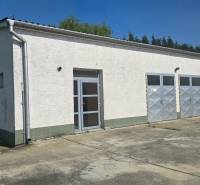 Weißes Gebäude mit Metalltüren in der Lager- und Hallenzone der Stadt Šaľa.