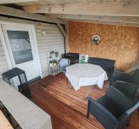 Hütte in der Hauptstraße in Nová Kelča, Terrasse mit Holzboden.