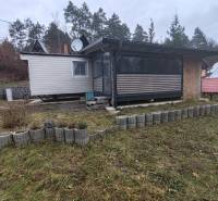 Ein Ferienhaus in Nová Kelča in der Hauptstraße, umgeben von Rasen und Bordsteinen.