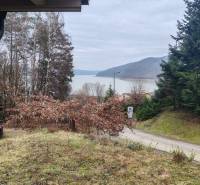 Blick auf den Stausee und das Grün von der Hütte in der Hauptstraße in Nová Kelča.