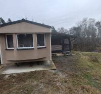 Das Haus an der Hauptstraße in Nová Kelča ist von Bäumen und leicht hügeligem Gelände umgeben.