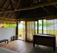 Innenraum mit Blick auf die Natur, Grundstücke - Gewerbe, Boden mit Holzdekor.