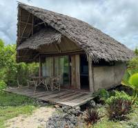 Traditionelles Häuschen mit Holzterrasse inmitten von Grün in Kizimkazi, Grundstücke - Gewerbe.