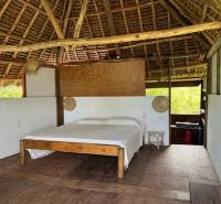 Holzbett in einer Hütte mit Holzbodenbelag für Gewerbegrundstücke.