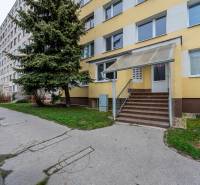 Wohnhaus in der Tokajícka-Straße in Košice, Stadtteil Dargovských Helden, mit Zugangspfad.