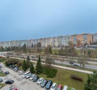Blick auf die Wohnsiedlung mit Plattenbauten und Straße im Bereich Tokajícka, Košice - Dargovských Hrdinov.