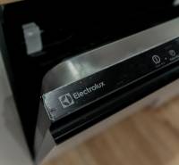 Detail eines Elektrogeräts der Marke Electrolux in einer 3-Zimmer-Wohnung mit Holzboden-Dekor.