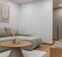 Wohnzimmer in einer 3-Zimmer-Wohnung mit Sofa und Couchtisch, Boden mit Holzdekor.