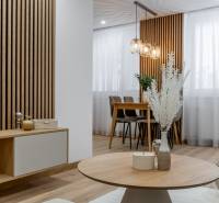 Gestaltung des Wohnzimmers in einer 3-Zimmer-Wohnung mit Holzboden und stilvollen Leuchten.