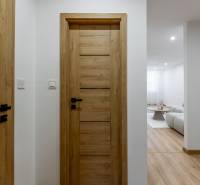 Innenraum einer 3-Zimmer-Wohnung mit Holzboden und Holztüren.