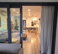 Innenraum eines Einfamilienhauses mit Holzboden und bequemen Sitzgelegenheiten.