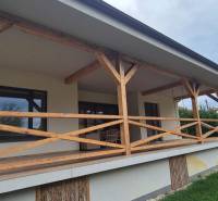 Das Einfamilienhaus in Studienka hat eine Terrasse mit einem Holzgeländer und einem angrenzenden Rasen.